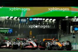 (L to R): Kevin Magnussen (DEN) Haas VF-23 and Oscar Piastri (AUS) McLaren MCL60. 18.11.2023. Formula 1 World Championship, Rd 22, Las Vegas Grand Prix, Las Vegas, Nevada, USA, Race Day.