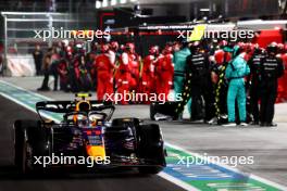 Sergio Perez (MEX) Red Bull Racing RB19 leaves the pits. 18.11.2023. Formula 1 World Championship, Rd 22, Las Vegas Grand Prix, Las Vegas, Nevada, USA, Race Day.