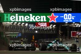 (L to R): Lewis Hamilton (GBR) Mercedes AMG F1 W14 and Fernando Alonso (ESP) Aston Martin F1 Team AMR23 battle for position. 18.11.2023. Formula 1 World Championship, Rd 22, Las Vegas Grand Prix, Las Vegas, Nevada, USA, Race Day.