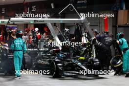 George Russell (GBR) Mercedes AMG F1 W14 makes a pit stop. 18.11.2023. Formula 1 World Championship, Rd 22, Las Vegas Grand Prix, Las Vegas, Nevada, USA, Race Day.