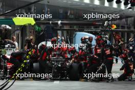 Kevin Magnussen (DEN) Haas VF-23 battle for position. 18.11.2023. Formula 1 World Championship, Rd 22, Las Vegas Grand Prix, Las Vegas, Nevada, USA, Race Day.
