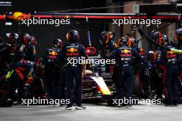  Max Verstappen (NLD) Red Bull Racing RB19 makes a pit stop. 18.11.2023. Formula 1 World Championship, Rd 22, Las Vegas Grand Prix, Las Vegas, Nevada, USA, Race Day.