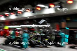 Lewis Hamilton (GBR) Mercedes AMG F1 W14 makes a pit stop. 18.11.2023. Formula 1 World Championship, Rd 22, Las Vegas Grand Prix, Las Vegas, Nevada, USA, Race Day.