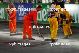 Circuit atmosphere - marshals sweep oil from the grid after the drivers' parade. 18.11.2023. Formula 1 World Championship, Rd 22, Las Vegas Grand Prix, Las Vegas, Nevada, USA, Race Day.