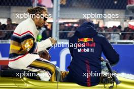 (L to R): Lewis Hamilton (GBR) Mercedes AMG F1 and Sergio Perez (MEX) Red Bull Racing on the drivers' parade. 18.11.2023. Formula 1 World Championship, Rd 22, Las Vegas Grand Prix, Las Vegas, Nevada, USA, Race Day.