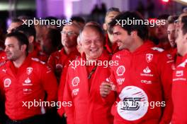(L to R): Frederic Vasseur (FRA) Ferrari Team Principal and Carlos Sainz Jr (ESP) Ferrari at a team photograph. 18.11.2023. Formula 1 World Championship, Rd 22, Las Vegas Grand Prix, Las Vegas, Nevada, USA, Race Day.