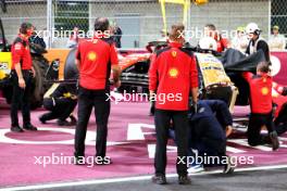 The Ferrari SF-23 of Carlos Sainz Jr (ESP) Ferrari is recovered back to the pits with the help of the team. 16.11.2023. Formula 1 World Championship, Rd 22, Las Vegas Grand Prix, Las Vegas, Nevada, USA, Practice Day.