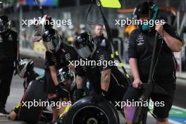 Mercedes AMG F1 mechanics in the pits. 16.11.2023. Formula 1 World Championship, Rd 22, Las Vegas Grand Prix, Las Vegas, Nevada, USA, Practice Day.