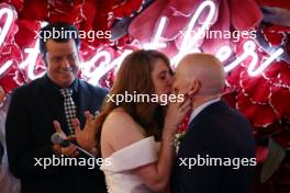 Jacques Villeneuve (CDN) marries Giulia Marra (ITA) at the paddock wedding chapel. 16.11.2023. Formula 1 World Championship, Rd 22, Las Vegas Grand Prix, Las Vegas, Nevada, USA, Practice Day.