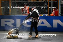 Circuit workers fill manhole covers on the circuit. 16.11.2023. Formula 1 World Championship, Rd 22, Las Vegas Grand Prix, Las Vegas, Nevada, USA, Practice Day.