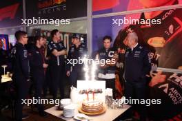 (L to R): Max Verstappen (NLD) Red Bull Racing with Sergio Perez (MEX) Red Bull Racing and Dr Helmut Marko (AUT) Red Bull Motorsport Consultant. 16.11.2023. Formula 1 World Championship, Rd 22, Las Vegas Grand Prix, Las Vegas, Nevada, USA, Practice Day.