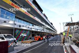 Circuit atmosphere - pit lane preparations. 14.11.2023. Formula 1 World Championship, Rd 22, Las Vegas Grand Prix, Las Vegas, Nevada, USA, Preparation Day.
