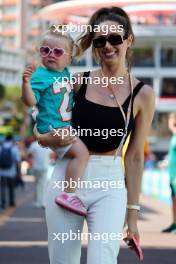 Noemi Sky, daughter of Nico Hulkenberg (GER) Haas F1 Team, with her mother Egle Ruskyte (LIT). 26.05.2023. Formula 1 World Championship, Rd 7, Monaco Grand Prix, Monte Carlo, Monaco, Practice Day.