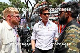Toto Wolff (GER) Mercedes AMG F1 Shareholder and Executive Director (Centre) with Rob Beckett (GBR) Comedian (Left) and Romesh Ranganathan (GBR) Comedian (Right) on the grid. 28.05.2023. Formula 1 World Championship, Rd 7, Monaco Grand Prix, Monte Carlo, Monaco, Race Day.