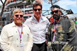 Toto Wolff (GER) Mercedes AMG F1 Shareholder and Executive Director (Centre) with Rob Beckett (GBR) Comedian (Left) and Romesh Ranganathan (GBR) Comedian (Right) on the grid. 28.05.2023. Formula 1 World Championship, Rd 7, Monaco Grand Prix, Monte Carlo, Monaco, Race Day.