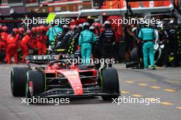 Carlos Sainz Jr (ESP) Ferrari SF-23 makes a pit stop. 28.05.2023. Formula 1 World Championship, Rd 7, Monaco Grand Prix, Monte Carlo, Monaco, Race Day.