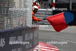 Circuit atmosphere - a marshal waves a red flag. 27.05.2023. Formula 1 World Championship, Rd 7, Monaco Grand Prix, Monte Carlo, Monaco, Qualifying Day.