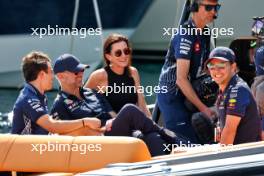 (L to R): Nyck de Vries (NLD) AlphaTauri; Adrian Newey (GBR) Red Bull Racing Chief Technical Officer; Amanda Newey (GBR); Sergio Perez (MEX) Red Bull Racing. 28.05.2023. Formula 1 World Championship, Rd 7, Monaco Grand Prix, Monte Carlo, Monaco, Race Day.