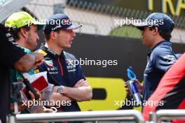 (L to R): Fernando Alonso (ESP) Aston Martin F1 Team; Max Verstappen (NLD) Red Bull Racing; and Nyck de Vries (NLD) AlphaTauri, on the drivers' parade. 28.05.2023. Formula 1 World Championship, Rd 7, Monaco Grand Prix, Monte Carlo, Monaco, Race Day.