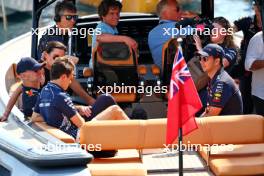 Nyck de Vries (NLD) AlphaTauri; Adrian Newey (GBR) Red Bull Racing Chief Technical Officer; and Sergio Perez (MEX) Red Bull Racing. 28.05.2023. Formula 1 World Championship, Rd 7, Monaco Grand Prix, Monte Carlo, Monaco, Race Day.