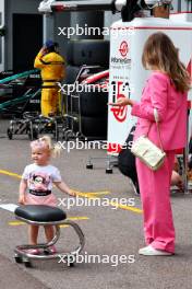 Noemi Sky, daughter of Nico Hulkenberg (GER) Haas F1 Team, with her mother Egle Ruskyte (LIT). 25.05.2023. Formula 1 World Championship, Rd 7, Monaco Grand Prix, Monte Carlo, Monaco, Preparation Day.