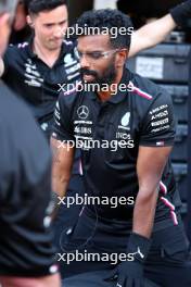 Romesh Ranganathan (GBR) Comedian practices a pit stop with Mercedes AMG F1. 25.05.2023. Formula 1 World Championship, Rd 7, Monaco Grand Prix, Monte Carlo, Monaco, Preparation Day.