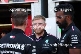 Romesh Ranganathan (GBR) Comedian and Rob Beckett (GBR) Comedian practice a pit stop with Mercedes AMG F1. 25.05.2023. Formula 1 World Championship, Rd 7, Monaco Grand Prix, Monte Carlo, Monaco, Preparation Day.