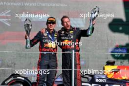 (L to R): Race winner Max Verstappen (NLD) Red Bull Racing celebrates on the podium with Richard Wolverson (GBR) Red Bull Racing Performance Engineer. 29.10.2023. Formula 1 World Championship, Rd 20, Mexican Grand Prix, Mexico City, Mexico, Race Day.