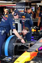 Adrian Newey (GBR) Red Bull Racing Chief Technical Officer checks the Red Bull Racing RB19 front suspension. 05.05.2023. Formula 1 World Championship, Rd 5, Miami Grand Prix, Miami, Florida, USA, Practice Day.