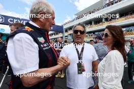 (L to R): Dr Helmut Marko (AUT) Red Bull Motorsport Consultant with Juan Pablo Montoya (COL) and Connie Montoya (COL) on the grid. 07.05.2023. Formula 1 World Championship, Rd 5, Miami Grand Prix, Miami, Florida, USA, Race Day.
