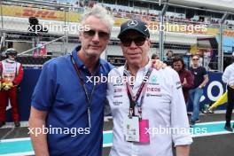 (L to R): Eddie Irvine (GBR) with Tommy Hilfiger (USA) on the grid. 07.05.2023. Formula 1 World Championship, Rd 5, Miami Grand Prix, Miami, Florida, USA, Race Day.