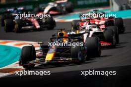 Max Verstappen (NLD) Red Bull Racing RB19 at the start of the race. 07.05.2023. Formula 1 World Championship, Rd 5, Miami Grand Prix, Miami, Florida, USA, Race Day.