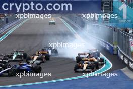 Nyck de Vries (NLD) AlphaTauri AT04 locks up under braking at the start of the race. 07.05.2023. Formula 1 World Championship, Rd 5, Miami Grand Prix, Miami, Florida, USA, Race Day.
