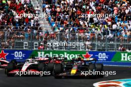 (L to R): Nico Hulkenberg (GER) Haas VF-23 and Max Verstappen (NLD) Red Bull Racing RB19 battle for position. 07.05.2023. Formula 1 World Championship, Rd 5, Miami Grand Prix, Miami, Florida, USA, Race Day.