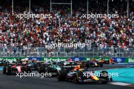 Sergio Perez (MEX) Red Bull Racing RB19 leads at the start of the race. 07.05.2023. Formula 1 World Championship, Rd 5, Miami Grand Prix, Miami, Florida, USA, Race Day.