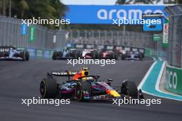 Sergio Perez (MEX) Red Bull Racing RB19 leads at the start of the race. 07.05.2023. Formula 1 World Championship, Rd 5, Miami Grand Prix, Miami, Florida, USA, Race Day.