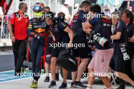 Sergio Perez (MEX) Red Bull Racing celebrates his pole position with Jo Canales, Red Bull Racing Personal Trainer in qualifying parc ferme. 06.05.2023. Formula 1 World Championship, Rd 5, Miami Grand Prix, Miami, Florida, USA, Qualifying Day.