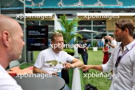 (L to R): Jan Magnussen (DEN) with Kevin Magnussen (DEN) Haas F1 Team and Romain Grosjean (FRA) IndyCar Driver. 07.05.2023. Formula 1 World Championship, Rd 5, Miami Grand Prix, Miami, Florida, USA, Race Day.