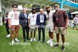 Stephen Ross (USA) Related Companies Chairman, Miami Dolphins and Hard Rock Stadium Owner with Miami Dolphins Players. 07.05.2023. Formula 1 World Championship, Rd 5, Miami Grand Prix, Miami, Florida, USA, Race Day.