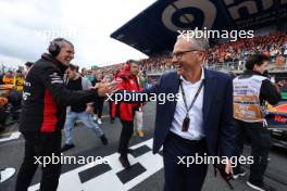 (L to R): Guenther Steiner (ITA) Haas F1 Team Prinicipal with Stefano Domenicali (ITA) Formula One President and CEO on the grid. 27.08.2023. Formula 1 World Championship, Rd 14, Dutch Grand Prix, Zandvoort, Netherlands, Race Day.