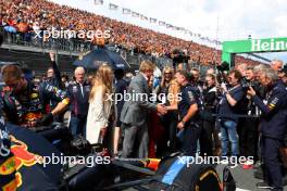 King Willem-Alexander (NLD) on the grid with his wife Queen Maxima and Christian Horner (GBR) Red Bull Racing Team Principal. 27.08.2023. Formula 1 World Championship, Rd 14, Dutch Grand Prix, Zandvoort, Netherlands, Race Day.