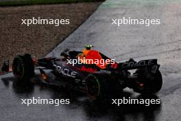 Sergio Perez (MEX) Red Bull Racing RB19 runs wide at Tarzan. 27.08.2023. Formula 1 World Championship, Rd 14, Dutch Grand Prix, Zandvoort, Netherlands, Race Day.