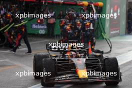 Max Verstappen (NLD) Red Bull Racing RB19 makes a pit stop. 27.08.2023. Formula 1 World Championship, Rd 14, Dutch Grand Prix, Zandvoort, Netherlands, Race Day.