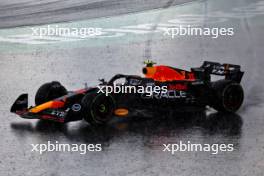 Sergio Perez (MEX) Red Bull Racing RB19 runs wide at Tarzan. 27.08.2023. Formula 1 World Championship, Rd 14, Dutch Grand Prix, Zandvoort, Netherlands, Race Day.