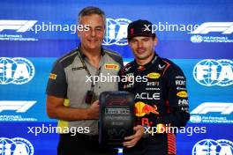 (L to R): Mario Isola (ITA) Pirelli Racing Manager presents the Pirelli Pole Position Award to Max Verstappen (NLD) Red Bull Racing in qualifying parc ferme. 06.10.2023 Formula 1 World Championship, Rd 18, Qatar Grand Prix, Doha, Qatar, Qualifying Day.