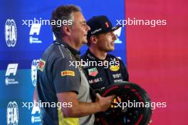 (L to R): Mario Isola (ITA) Pirelli Racing Manager presents the Pirelli Pole Position Award to Max Verstappen (NLD) Red Bull Racing. 06.10.2023 Formula 1 World Championship, Rd 18, Qatar Grand Prix, Doha, Qatar, Qualifying Day.