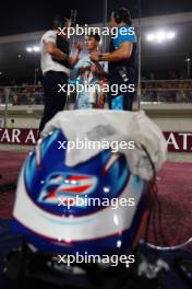 Logan Sargeant (USA) Williams Racing with Gaetan Jego, Williams Racing Race Engineer and Ben Jacobs (AUS) Williams Racing Personal Trainer on the grid. 08.10.2023. Formula 1 World Championship, Rd 18, Qatar Grand Prix, Doha, Qatar, Race Day.