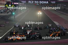 Oscar Piastri (AUS) McLaren MCL60 leads at the start of Sprint. 07.10.2023. Formula 1 World Championship, Rd 18, Qatar Grand Prix, Doha, Qatar, Sprint Day.