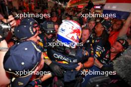 Max Verstappen (NLD) Red Bull Racing celebrates winning his third World Championship in Sprint parc ferme with Christian Horner (GBR) Red Bull Racing Team Principal and the team. 07.10.2023. Formula 1 World Championship, Rd 18, Qatar Grand Prix, Doha, Qatar, Sprint Day.
