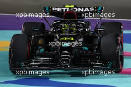 Lewis Hamilton (GBR) Mercedes AMG F1 W14 runs wide. 17.03.2023. Formula 1 World Championship, Rd 2, Saudi Arabian Grand Prix, Jeddah, Saudi Arabia, Practice Day.